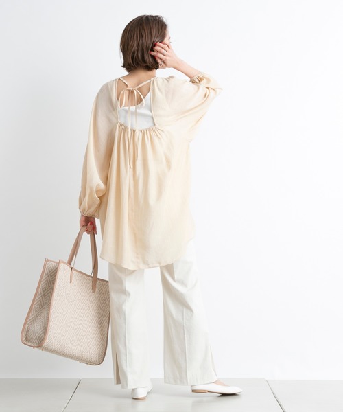 DouDou（ドゥドゥ）の「バックオープンギャザーブラウス（シャツ/ブラウス・レディース・ベージュ/オフホワイト/ラベンダー・FREE）」の8枚目の写真