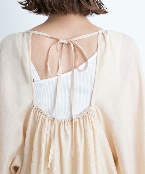 DouDou（ドゥドゥ）の「バックオープンギャザーブラウス（シャツ/ブラウス・レディース・ベージュ/オフホワイト/ラベンダー・FREE）」の10枚目の写真