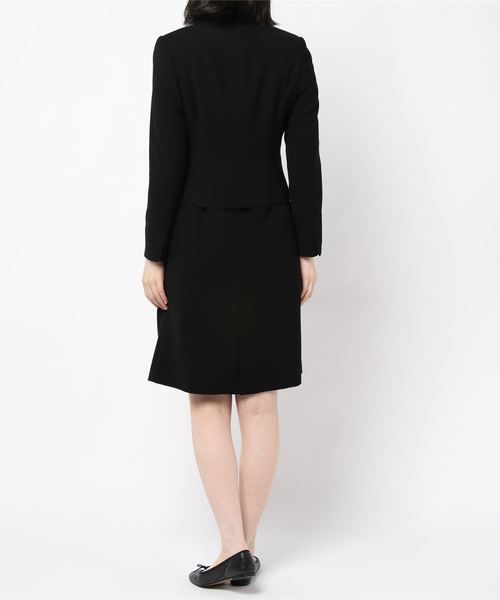 MONOIR(モノワール)の「濃染加工アンサンブル(ジャケット フェイクパール付きワンピース)(アンサンブル・レディース・ブラック・15号/11号/9号/13号/7号)」の8枚目の写真