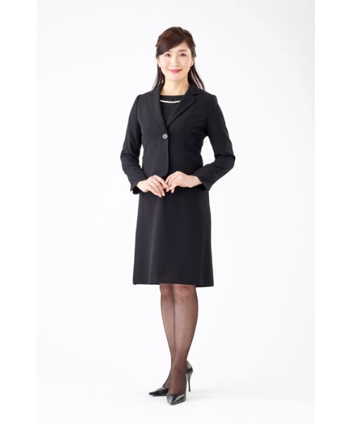 MONOIR(モノワール)の「濃染加工アンサンブル(ジャケット フェイクパール付きワンピース)(アンサンブル・レディース・ブラック・15号/11号/9号/13号/7号)」の1枚目の写真