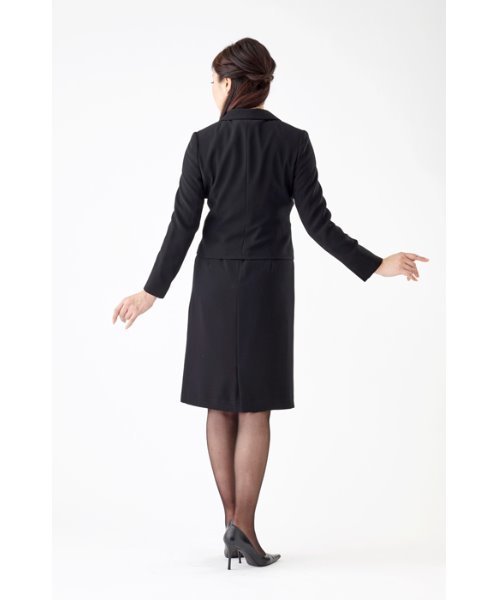 MONOIR(モノワール)の「濃染加工アンサンブル(ジャケット フェイクパール付きワンピース)(アンサンブル・レディース・ブラック・15号/11号/9号/13号/7号)」の2枚目の写真