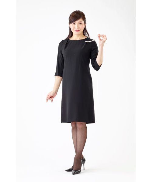 MONOIR(モノワール)の「濃染加工アンサンブル(ジャケット フェイクパール付きワンピース)(アンサンブル・レディース・ブラック・15号/11号/9号/13号/7号)」の3枚目の写真