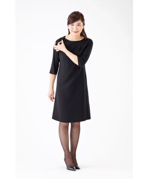 MONOIR(モノワール)の「濃染加工アンサンブル(ジャケット フェイクパール付きワンピース)(アンサンブル・レディース・ブラック・15号/11号/9号/13号/7号)」の5枚目の写真