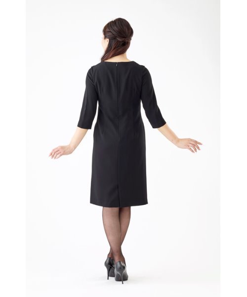 MONOIR(モノワール)の「濃染加工アンサンブル(ジャケット フェイクパール付きワンピース)(アンサンブル・レディース・ブラック・15号/11号/9号/13号/7号)」の6枚目の写真