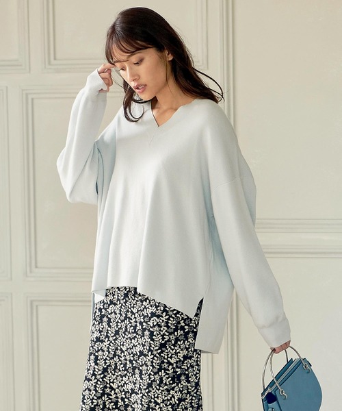 KOBE LETTUCE（コウベレタス）の「Vネックフレアニットプルオーバー（ニット/セーター・レディース・ネイビー/ライトベージュ/クリア/ブラック/チャコール/ブラウン・FREE）」の2枚目の写真