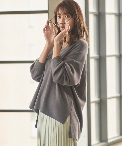 KOBE LETTUCE（コウベレタス）の「Vネックフレアニットプルオーバー（ニット/セーター・レディース・ネイビー/ライトベージュ/クリア/ブラック/チャコール/ブラウン・FREE）」の9枚目の写真