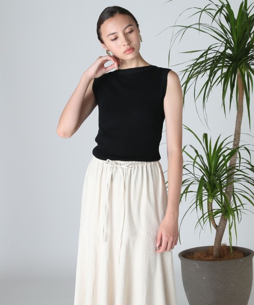 INED（イネド）の「ボートネックノースリーブニット《EMILCOTONI》（ニット/セーター・レディース・ホワイト/ブラック/グリーン・9号）」の4枚目の写真