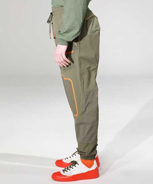 SIVA（シヴァ）の「SIVA シヴァ / ONE-PLEATS NYLON PANTS ワンプリーツナイロンワイドパンツ セットアップ / 21C-S-06-04（その他パンツ・メンズ・ブラック/カーキ・3/2）」の3枚目の写真