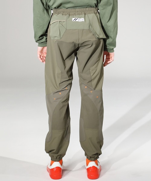 SIVA（シヴァ）の「SIVA シヴァ / ONE-PLEATS NYLON PANTS ワンプリーツナイロンワイドパンツ セットアップ / 21C-S-06-04（その他パンツ・メンズ・ブラック/カーキ・3/2）」の4枚目の写真