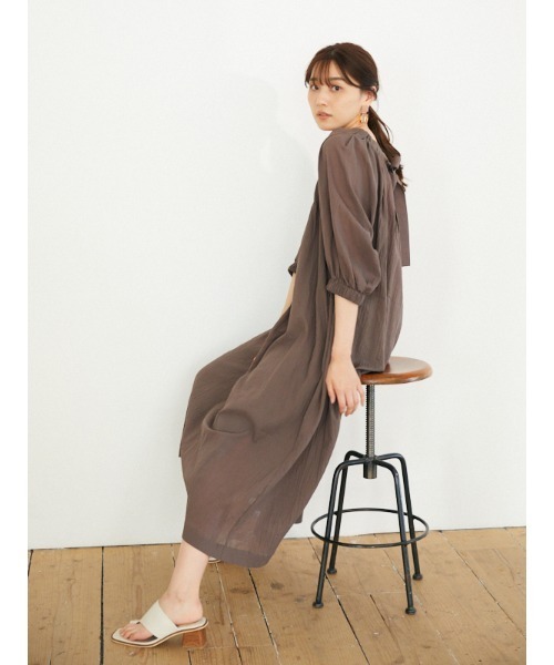 Rewde（ルゥデ）の「バックリボンワンピース（1R05-05220）（ワンピース・レディース・ベージュ/カーキ/ピンク/マスタード・M）」の2枚目の写真