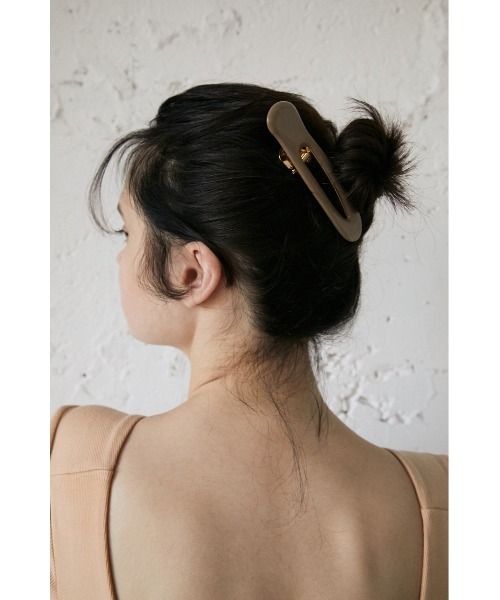 SLY(スライ)の「Sly Skin DISTORTION HAIR CLIP ヘアクリップ(バレッタ/ヘアクリップ・レディース・シルバー/ベージュ・FREE)」の1枚目の写真