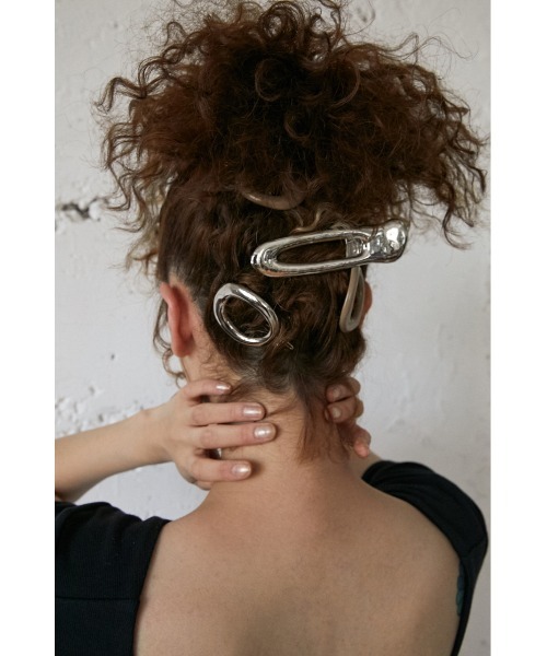 SLY(スライ)の「Sly Skin DISTORTION HAIR CLIP ヘアクリップ(バレッタ/ヘアクリップ・レディース・シルバー/ベージュ・FREE)」の11枚目の写真