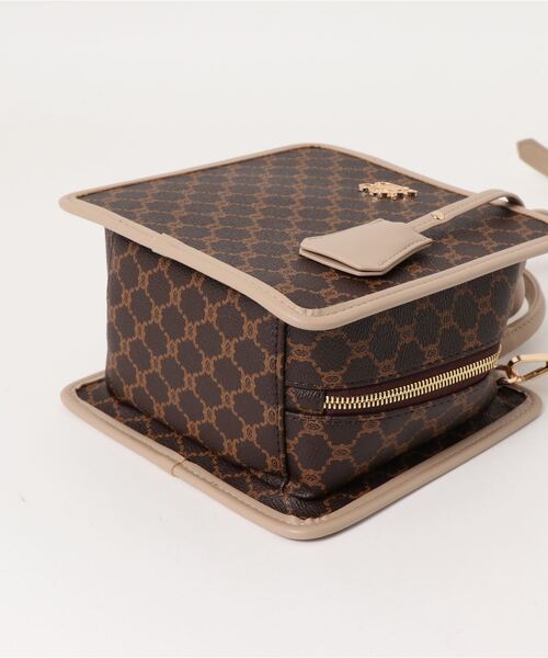 ANDGEEBEE（アンジービー）の「モノグラムショルダーバッグ（ショルダーバッグ・レディース・ブラウン・FREE）」の8枚目の写真