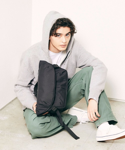 wdl.（ワームデザインラボ）の「TABLET COMPACT SLING（メッセンジャーバッグ・メンズ・ブラック/ベージュ/ネイビー/バーガンディー・FREE）」の2枚目の写真