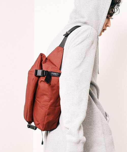 wdl.（ワームデザインラボ）の「TABLET COMPACT SLING（メッセンジャーバッグ・メンズ・ブラック/ベージュ/ネイビー/バーガンディー・FREE）」の15枚目の写真