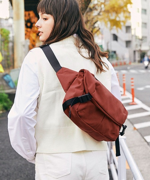 wdl.（ワームデザインラボ）の「TABLET COMPACT SLING（メッセンジャーバッグ・メンズ・ブラック/ベージュ/ネイビー/バーガンディー・FREE）」の12枚目の写真