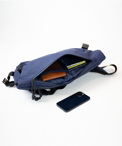 wdl.（ワームデザインラボ）の「TABLET COMPACT SLING（メッセンジャーバッグ・メンズ・ブラック/ベージュ/ネイビー/バーガンディー・FREE）」の9枚目の写真