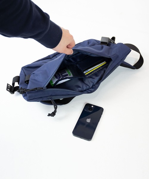 wdl.（ワームデザインラボ）の「TABLET COMPACT SLING（メッセンジャーバッグ・メンズ・ブラック/ベージュ/ネイビー/バーガンディー・FREE）」の5枚目の写真