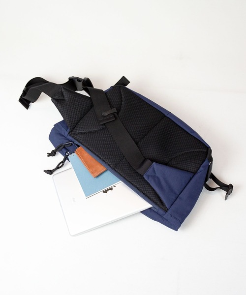wdl.（ワームデザインラボ）の「TABLET COMPACT SLING（メッセンジャーバッグ・メンズ・ブラック/ベージュ/ネイビー/バーガンディー・FREE）」の13枚目の写真