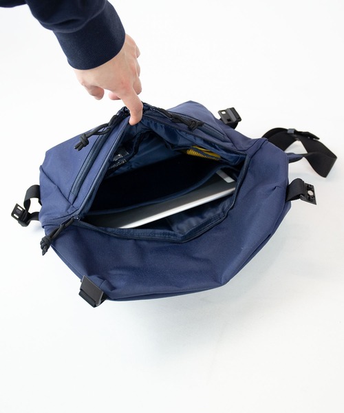 wdl.（ワームデザインラボ）の「TABLET COMPACT SLING（メッセンジャーバッグ・メンズ・ブラック/ベージュ/ネイビー/バーガンディー・FREE）」の11枚目の写真