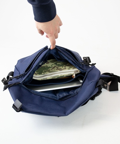 wdl.（ワームデザインラボ）の「TABLET COMPACT SLING（メッセンジャーバッグ・メンズ・ブラック/ベージュ/ネイビー/バーガンディー・FREE）」の14枚目の写真