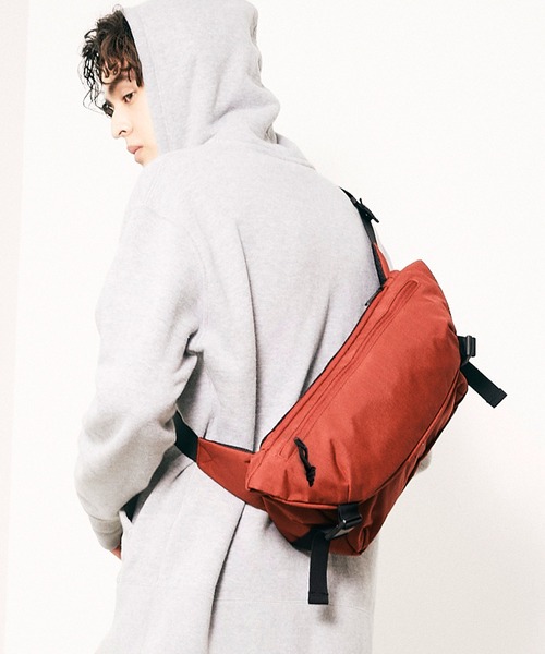 wdl.（ワームデザインラボ）の「TABLET COMPACT SLING（メッセンジャーバッグ・メンズ・ブラック/ベージュ/ネイビー/バーガンディー・FREE）」の19枚目の写真