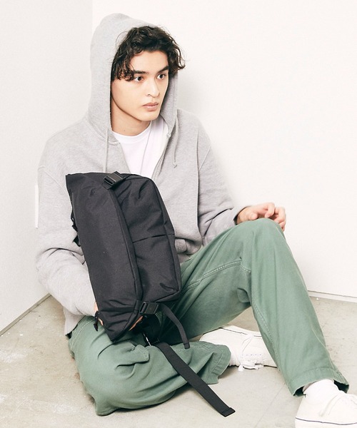 wdl.（ワームデザインラボ）の「TABLET COMPACT SLING（メッセンジャーバッグ・メンズ・ブラック/ベージュ/ネイビー/バーガンディー・FREE）」の17枚目の写真