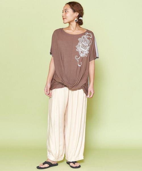 チャイハネ（チャイハネ）の「【チャイハネ】ロータスプリントトップス（Tシャツ/カットソー・レディース・ホワイト/ブラウン/レッド/ブルー・FREE）」の9枚目の写真