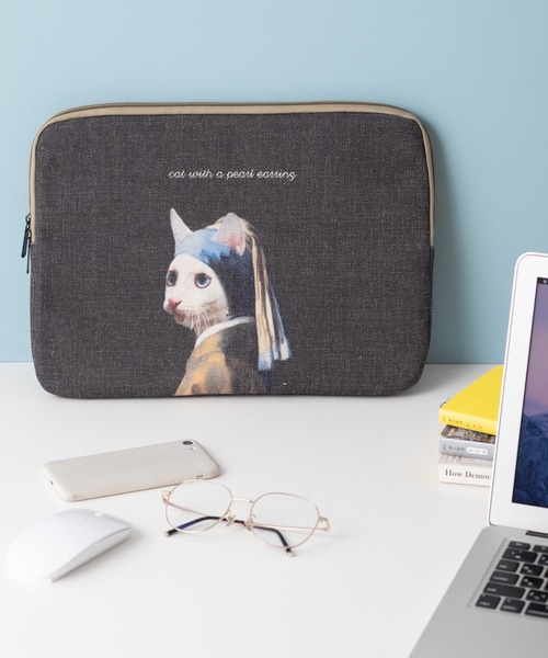 Jubilee(ジュビリー)の「犬・猫・アートデザインなど ノートパソコンPC・タブレットケース 13インチ対応(PC・タブレットケース・レディース・ネイビー/ベージュ系5/ブルー系その他/ベージュ系1/ベージュ系3/ベージュ系2/ブラック系その他/グリーン/ベージュ系4/ブラック/ブルー/ライトブルー/スモークグレー/モカ/ヘザーグレー/クリアブルー/ホワイト×ブルー/ライトピンク/ベージュ系7/ベージュ系8/ベージュ系9/ベージュ系6/ホワイト×イエロー/ブラック系その他2/ブラック系その他3/ホワイト×ライトグレー/グレー/スカイブルー/ライトグレー/イエロー/ピンク・13inch)」の7枚目の写真