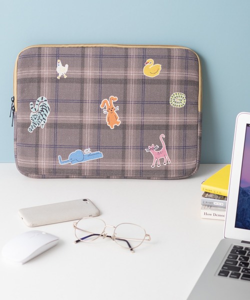 Jubilee(ジュビリー)の「犬・猫・アートデザインなど ノートパソコンPC・タブレットケース 13インチ対応(PC・タブレットケース・レディース・ネイビー/ベージュ系5/ブルー系その他/ベージュ系1/ベージュ系3/ベージュ系2/ブラック系その他/グリーン/ベージュ系4/ブラック/ブルー/ライトブルー/スモークグレー/モカ/ヘザーグレー/クリアブルー/ホワイト×ブルー/ライトピンク/ベージュ系7/ベージュ系8/ベージュ系9/ベージュ系6/ホワイト×イエロー/ブラック系その他2/ブラック系その他3/ホワイト×ライトグレー/グレー/スカイブルー/ライトグレー/イエロー/ピンク・13inch)」の13枚目の写真