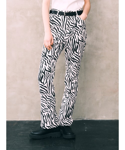 ENVYM（アンビー）の「ゼブラプリントストレートＰＴ（その他パンツ・レディース・ブラック/グリーン・S/M）」の2枚目の写真