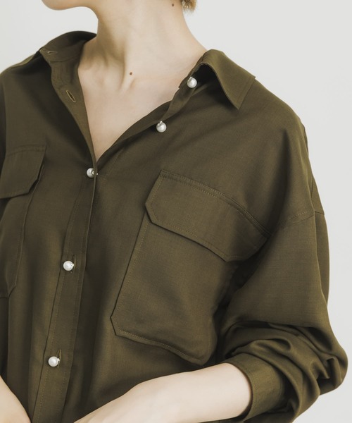 URBAN RESEARCH（アーバンリサーチ）の「パール釦シャツ（シャツ/ブラウス・レディース・ネイビー/オフホワイト/カーキ・FREE）」の8枚目の写真