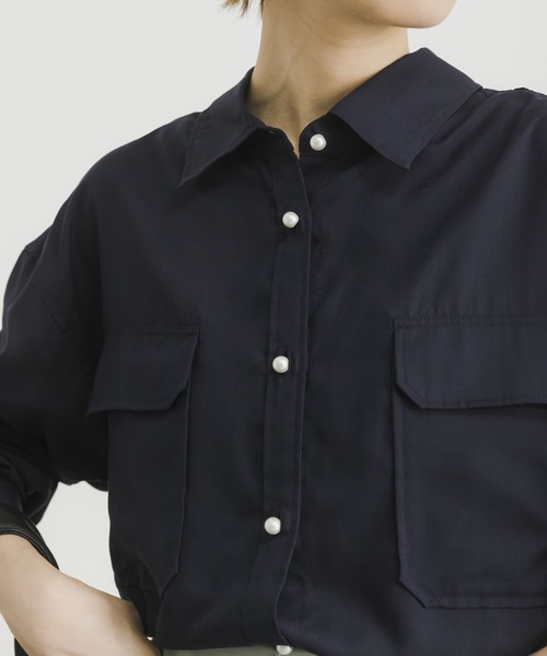 URBAN RESEARCH（アーバンリサーチ）の「パール釦シャツ（シャツ/ブラウス・レディース・ネイビー/オフホワイト/カーキ・FREE）」の16枚目の写真
