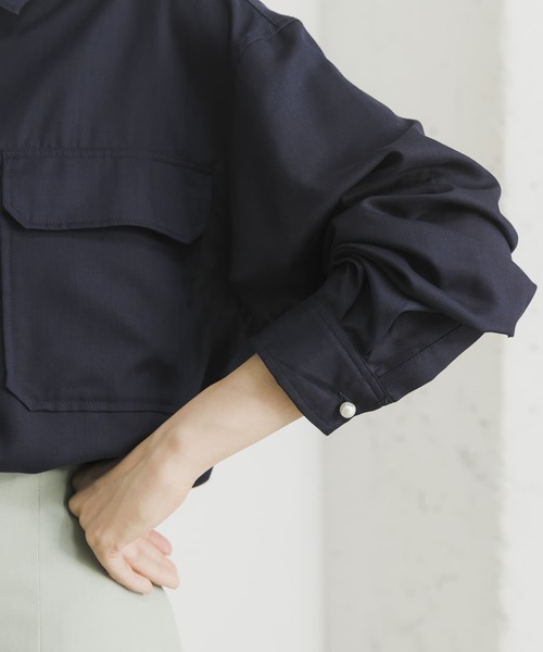 URBAN RESEARCH（アーバンリサーチ）の「パール釦シャツ（シャツ/ブラウス・レディース・ネイビー/オフホワイト/カーキ・FREE）」の17枚目の写真