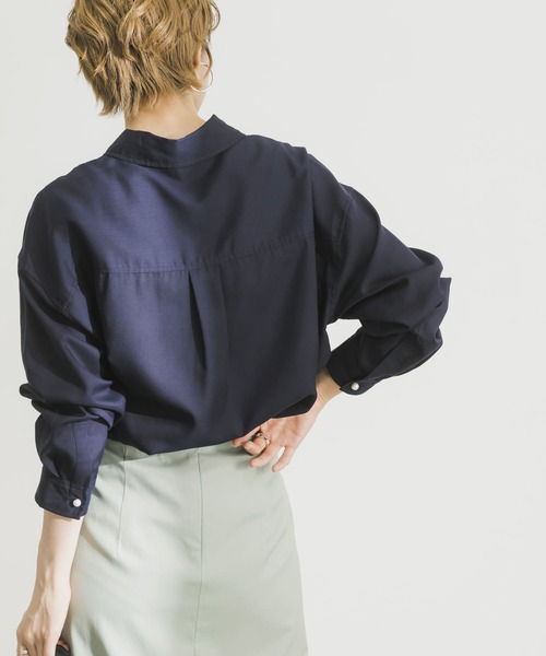 URBAN RESEARCH（アーバンリサーチ）の「パール釦シャツ（シャツ/ブラウス・レディース・ネイビー/オフホワイト/カーキ・FREE）」の22枚目の写真