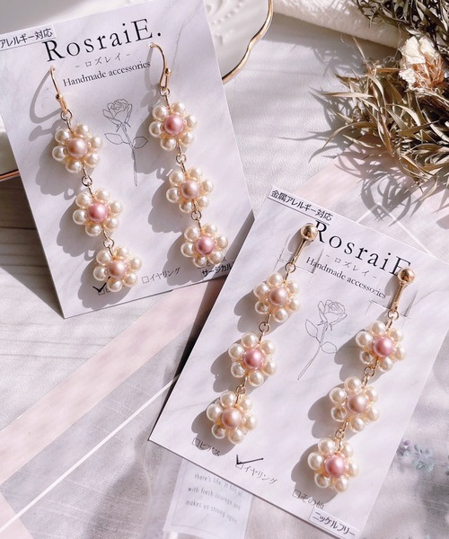 tone(トーン)の「【RosraiE】3連フラワーパール アシンメトリー ロング イヤリング(MA)(イヤリング・レディース・ブラック/ピンク・FREE)」の2枚目の写真
