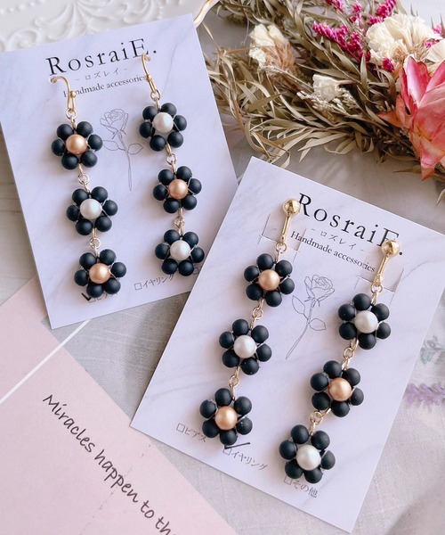 tone(トーン)の「【RosraiE】3連フラワーパール アシンメトリー ロング イヤリング(MA)(イヤリング・レディース・ブラック/ピンク・FREE)」の1枚目の写真