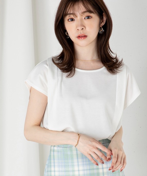 MILLION CARATS(ミリオンカラッツ)の「【ReBasic】リラクシーさときれい見えを両立するタッククルーネックカットソー(Tシャツ/カットソー・レディース・サックスブルー/ピンク/オフホワイト/ブラック/グリーン・MEDIUM/LARGE)」の2枚目の写真