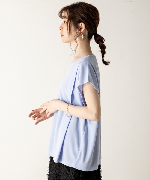 MILLION CARATS(ミリオンカラッツ)の「【ReBasic】リラクシーさときれい見えを両立するタッククルーネックカットソー(Tシャツ/カットソー・レディース・サックスブルー/ピンク/オフホワイト/ブラック/グリーン・MEDIUM/LARGE)」の8枚目の写真