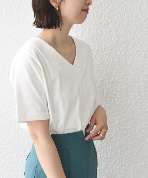 SHIPS(シップス)の「【WEB限定】〈ネックが選べる2サイズ展開〉オーガニックコットン バリエーションネック TEE(Tシャツ/カットソー・レディース・チャコールグレー/ブラック/オフホワイト/ホワイト系/ブラック系/グレー系/ワインレッド/エンジ/ネイビー/コバルトブルー・SMALL/MEDIUM)」の17枚目の写真