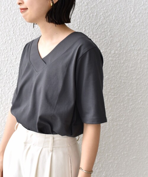 SHIPS（シップス）の「【WEB限定】〈ネックが選べる2サイズ展開〉オーガニックコットン バリエーションネック TEE（Tシャツ/カットソー・レディース・チャコールグレー/ブラック/オフホワイト/ホワイト系/ブラック系/グレー系/ワインレッド/エンジ/ネイビー/コバルトブルー・SMALL/MEDIUM）」の12枚目の写真