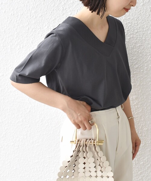 SHIPS（シップス）の「【WEB限定】〈ネックが選べる2サイズ展開〉オーガニックコットン バリエーションネック TEE（Tシャツ/カットソー・レディース・チャコールグレー/ブラック/オフホワイト/ホワイト系/ブラック系/グレー系/ワインレッド/エンジ/ネイビー/コバルトブルー・SMALL/MEDIUM）」の14枚目の写真