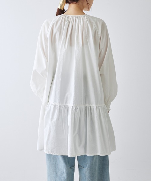 PUAL CE CIN(ピュアルセシン)の「【WEB限定】ノーカラーティアードチュニックブラウス(シャツ/ブラウス・レディース・オフホワイト/ブラック/グレイッシュベージュ・FREE)」の18枚目の写真
