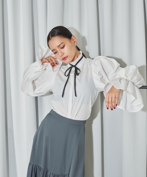 VIOLETTA（ヴィオレッタ）の「ビジューボタンバルーンスリーブブラウス