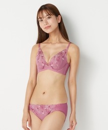 AMOSTYLE BY Triumph（アモスタイルバイトリンプ）の「チャーミングラマースリムラインDeepV ラインアートステッチ【B,C,Dカップ】AMST1410 WHU2 + Hikini JX（ブラ&ショーツ）」