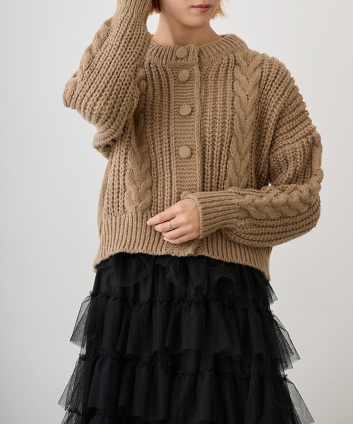 Loco Ocean(ロコオーシャン)の「ケーブル編みボリュームニットカーディガン(カーディガン/ボレロ・レディース・オフホワイト/モカ・FREE)」の11枚目の写真