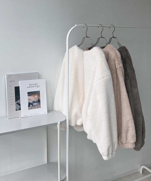 AS KNOW AS plus（アズノゥアズプラス）の「☆フェイクファーノーカラーブルゾン（ブルゾン・レディース・アイボリー/グレイッシュベージュ/サックスブルー/モカ/ブラック・FREE）」の19枚目の写真