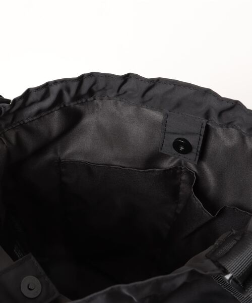 DEVICE(デバイス)の「《新色追加》【@___mika___livingコラボ】カラビナ付き パラコード巾着 ナイロンショルダーバッグ(ショルダーバッグ・レディース・ブラック/ブラック系その他/ライトグレー・FREE)」の7枚目の写真