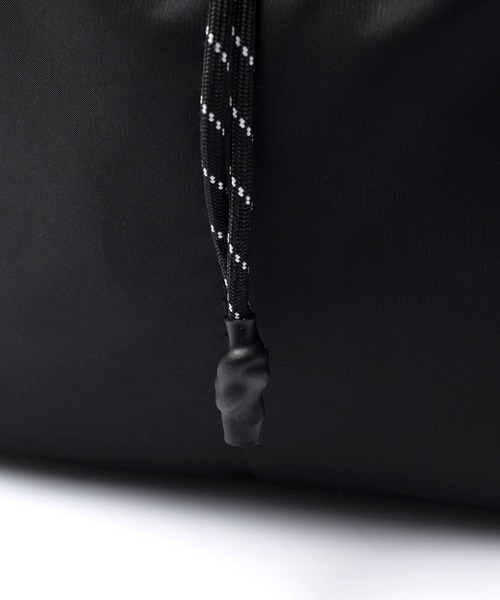 DEVICE(デバイス)の「《新色追加》【@___mika___livingコラボ】カラビナ付き パラコード巾着 ナイロンショルダーバッグ(ショルダーバッグ・レディース・ブラック/ブラック系その他/ライトグレー・FREE)」の6枚目の写真