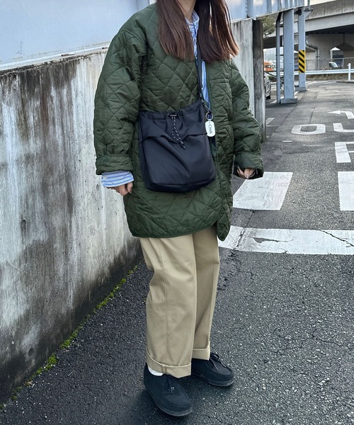 DEVICE(デバイス)の「《新色追加》【@___mika___livingコラボ】カラビナ付き パラコード巾着 ナイロンショルダーバッグ(ショルダーバッグ・レディース・ブラック/ブラック系その他/ライトグレー・FREE)」の10枚目の写真